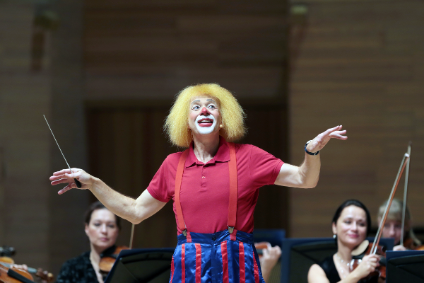Melvin Tix dirigerer konsert i Dom Musiki i Moskva