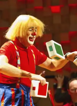 Melvin Tix sjonglerer bokser